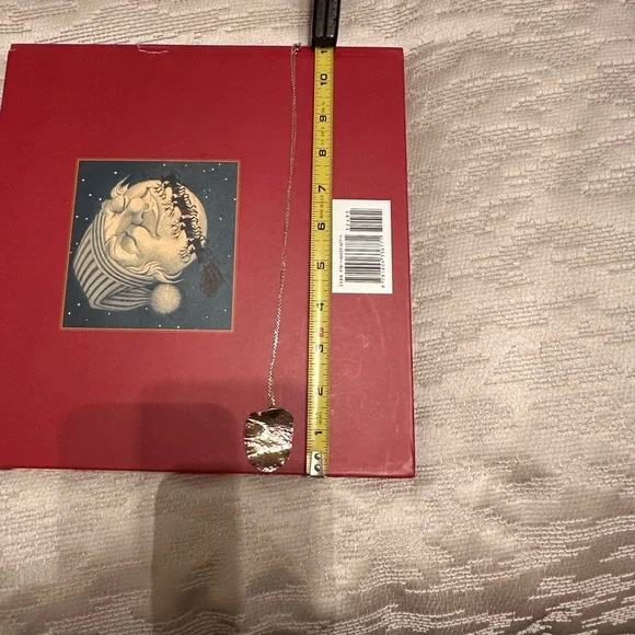 Poetry Gold Petal Design Chain Necklace - Picture 3 of 5